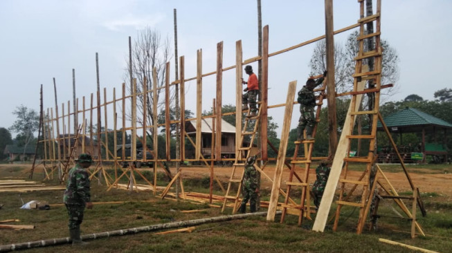 Pasang Kerangka Baliho Persiapan Upacara Penutupan TMMD Sarko