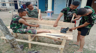 Satgas TMMD Buatkan Tempat Duduk Dirumah Tamrin