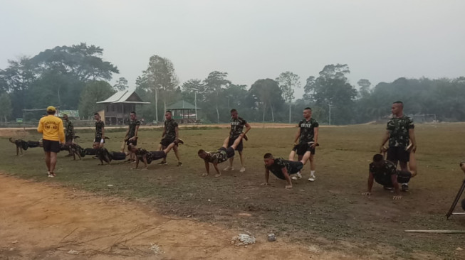 Jaga Fisik Yang Prima, Anggota Satgas TMMD Olahraga Bersama