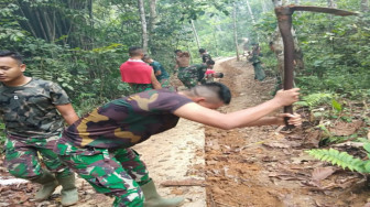 Di Titik 400 Satgas TMMD Rapikan Sisi Jalan Makdam