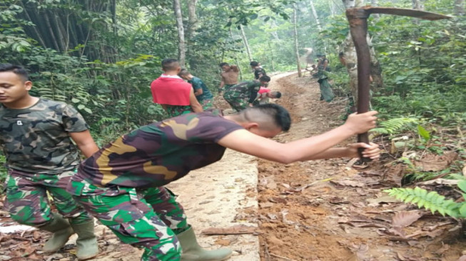 Di Titik 400 Satgas TMMD Rapikan Sisi Jalan Makdam