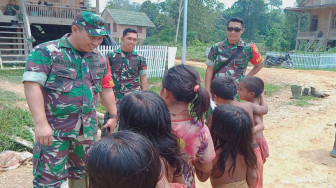 Letkol Rohyat Ajari Anak SAD Nyanyikan Lagu Indonesia Raya