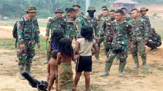 Anggota Satgas TMMD 106 Bersenda Gurau dengan Anak-Anak SAD