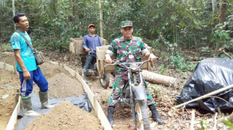 Anggota Satgas TMMD Serka Kadir Setiap Hari Langsir Material