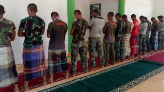 Istirahat Siang Satgas TMMD Salat Berjamaah Bersama Warga