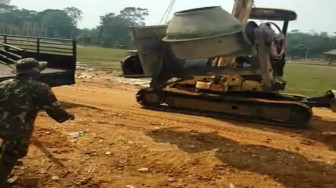 Anggota Kodim Sarko Bersihkan Lapangan Desa Muara Jernih