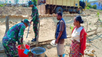 Satgas Pamtas RI-RDTL Salurkan Bantuan Air Bersih kepada Masyarakat