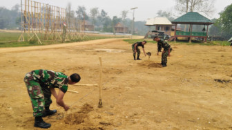 Lestarikan Alam, Prajurit Siapkan Lubang Tanaman Penghijauan