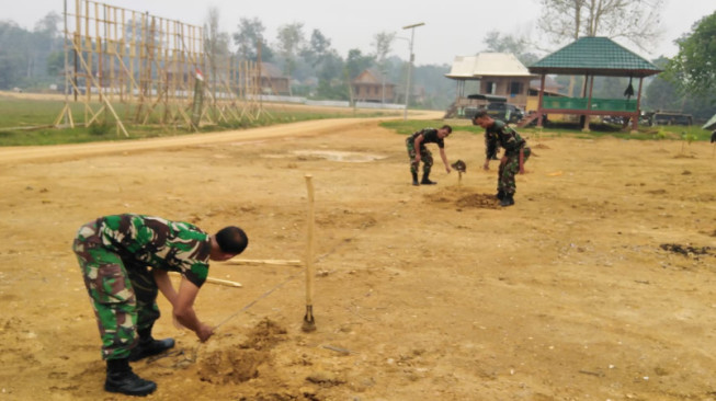Lestarikan Alam, Prajurit Siapkan Lubang Tanaman Penghijauan