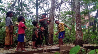 Dandim Ajak Anak-Anak SAD Bermain Ketapel di Lokasi TMMD