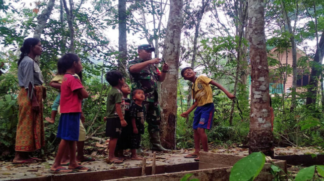 Dandim Ajak Anak-Anak SAD Bermain Ketapel di Lokasi TMMD