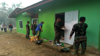 Bakti Sosial, Satgas TMMD  Percantik Mushola Desa Lubuk Jering
