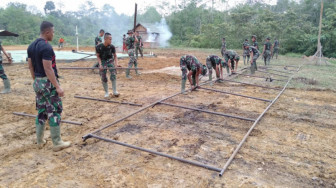 Kekompakan Satgas TMMD Reg ke 106 Mendirikan Tenda