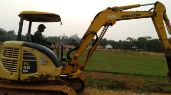 Satu-satunya Anggota Kodim 0420/Sarko yang Mampu Mengoperasikan Excavator