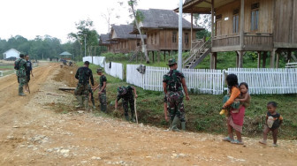 Satgas TMMD ke 106 Berikan Contoh Kerja Gotong Royong Warga SAD