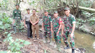Dandim Sarko Ajak Danrem 042/Gapu Lihat Batu Besumpah di Lokasi TMMD