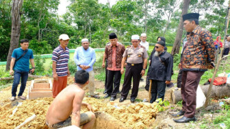 Kapolda Jambi Turut Mengantarkan Jenazah Alm Saman ke Pemakaman