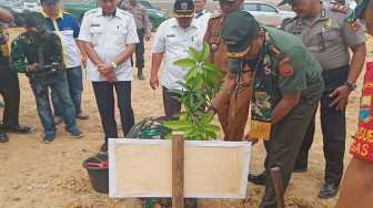 Dandim Sarko Dampingi Ketua Tim Wasev Tanam Pohon