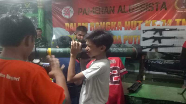 Peralatan Perang Dikumpulkan di Lapangan Korem, Warga Kota Jambi “Heboh”