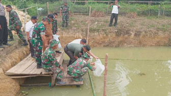 Bersama Warga SAD, Ketua Tim Wasev Tebar 1.000 Benih Ikan Nila