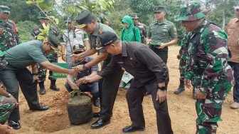 Usai Tutup TMMD 106 Kodim Sarko, Pangdam Sriwijaya Tanam Bibit
