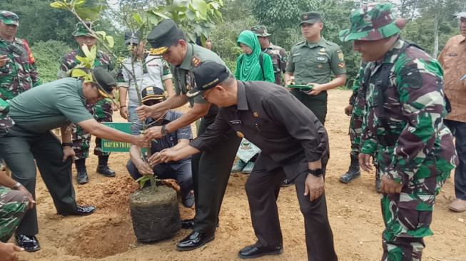 Usai Tutup TMMD 106 Kodim Sarko, Pangdam Sriwijaya Tanam Bibit