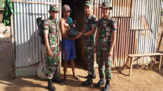 Peduli Warga, Satgas Pamtas RI-RDTL Beri Bantuan Sembako