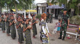Satgas Pamtas Yonif Raider 142/KJ Latih Anak-anak Tari Penyambutan