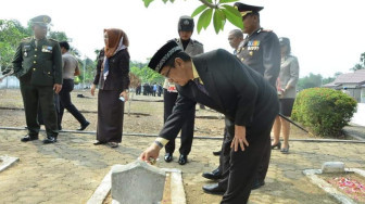 Sekda Batanghari Tabur Bunga Dimakam Pahlawan