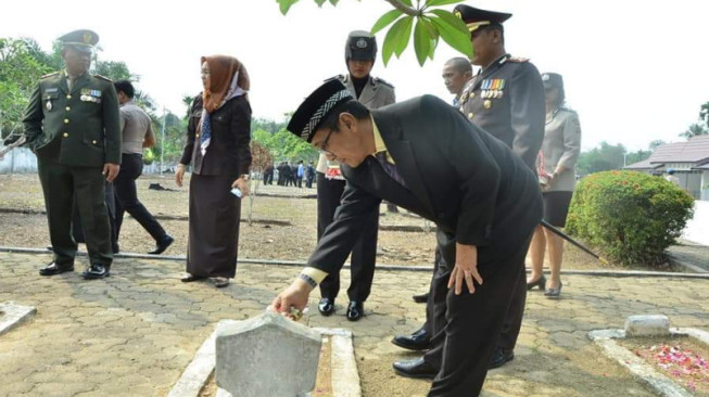 Sekda Batanghari Tabur Bunga Dimakam Pahlawan