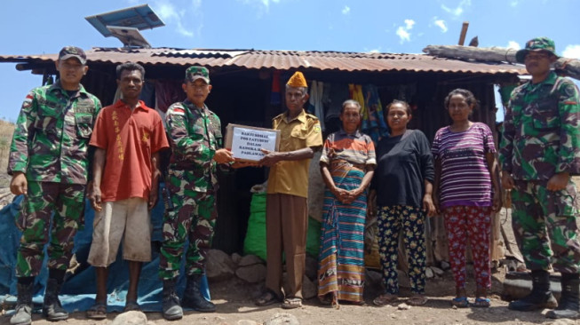 Pamtas RI-RDTL Yonif Raider 142/KJ Serahkan Bantuan ke Veteran