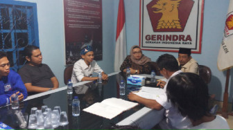 Puluhan Anak Muda Dampingi Camelia Antar Berkas ke Gerindra