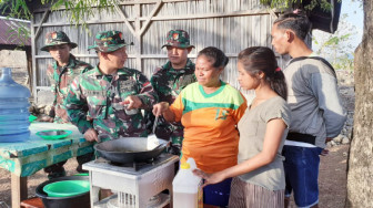 Satgas Yonif R 142/KJ Kenalkan Masakan Jambi di Perbatasan