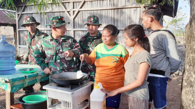 Satgas Yonif R 142/KJ Kenalkan Masakan Jambi di Perbatasan