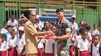 Yonif Raider 142/KJ Pos Nunura, Beri Bendera Merah Putih ke Sekolah Dasar