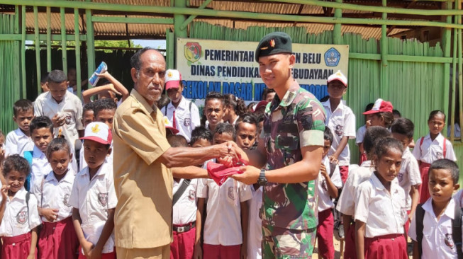 Yonif Raider 142/KJ Pos Nunura, Beri Bendera Merah Putih ke Sekolah Dasar