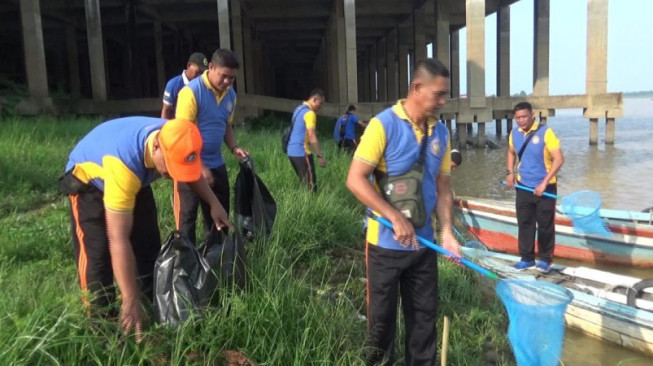 Ditpolair Gelar Aksi Bersih-bersih Sungai Batanghari