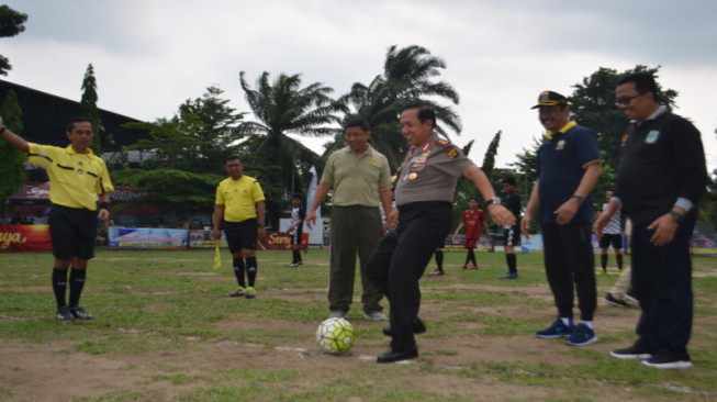 Kapolda Jambi  Buka Turnamen Sepak Bola Mini Danrem Cup 2019