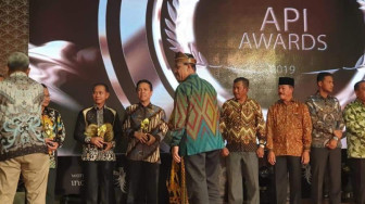 Bupati Terima Penghargaan  API Award Tahun 2019