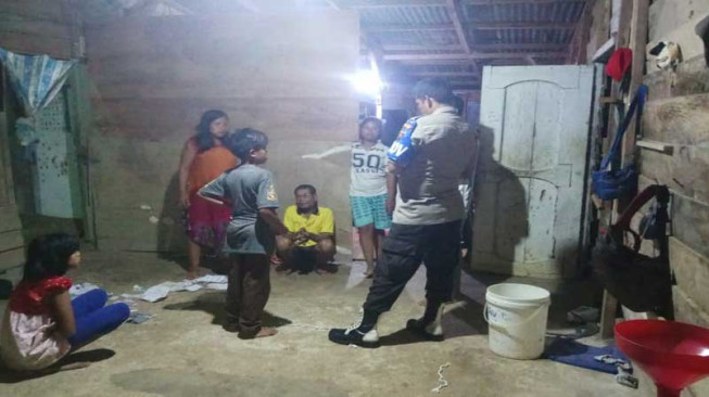 Perampok Bersenpi Ikat Korban dalam Rumah