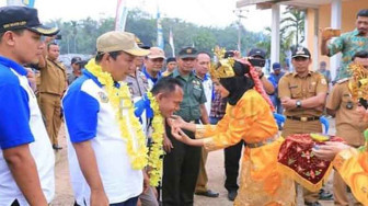 Romi Resmikan Rumah Data dan Jembatan di Kampung KB