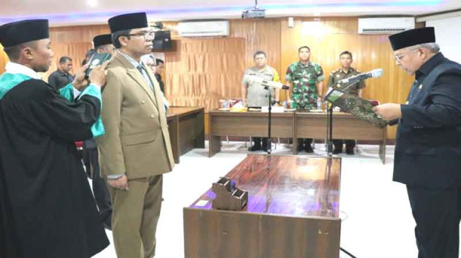Bupati Tanjab Barat Lantik Penjabat Sekda