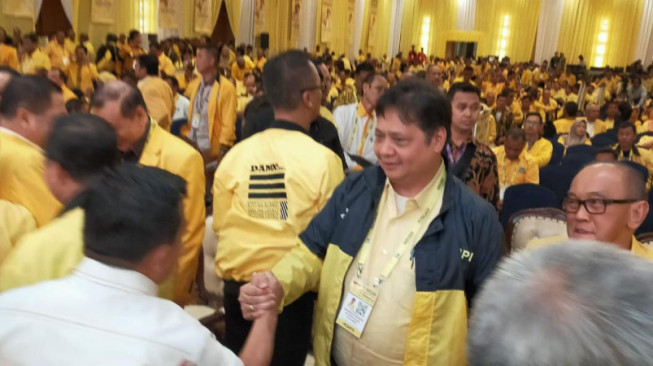 Al Haris Terlihat Akrab dengan Erlangga dan Plt DPD I Jambi di Munas Golkar