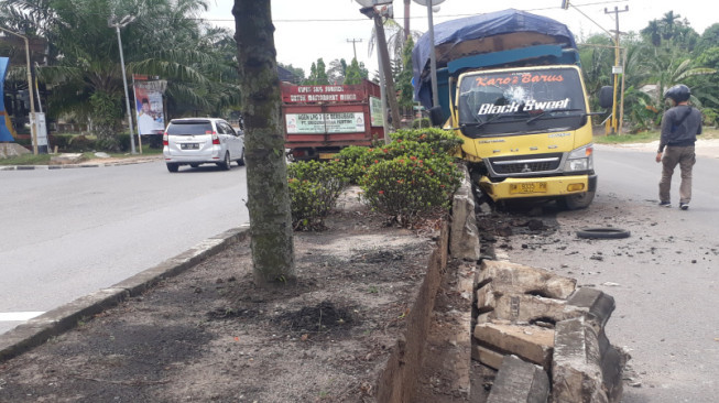 Median Jalan Simpang RSUD Hamba Hancur Ditabrak Truk Batubara