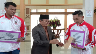 Gubernur Serahkan Uang Tali Asih