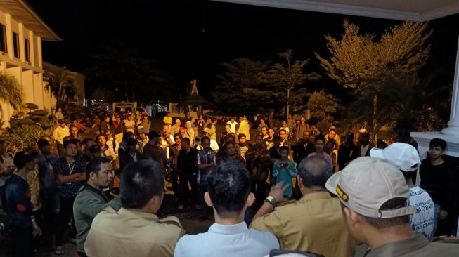 Warga Mandiangin "Duduki" Kantor Bupati Sarolangun