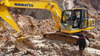 Cari Penambang Emas Korban Longsor, Ketua DPRD Merangin Operasikan Excavator