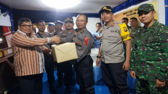 Ketua DPRD Merangin Serahkan Bingkisan ke Petugas Pengamanan