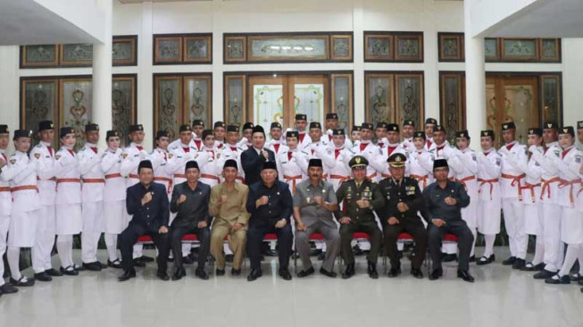 Bupati Safrial Kukuhkan 35 Anggota Paskibraka