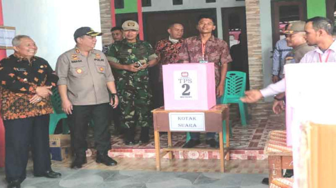 Bupati dan Wakil Bupati Tanjabbar Tinjau Pelaksanaan Pilkades Serentak 2019